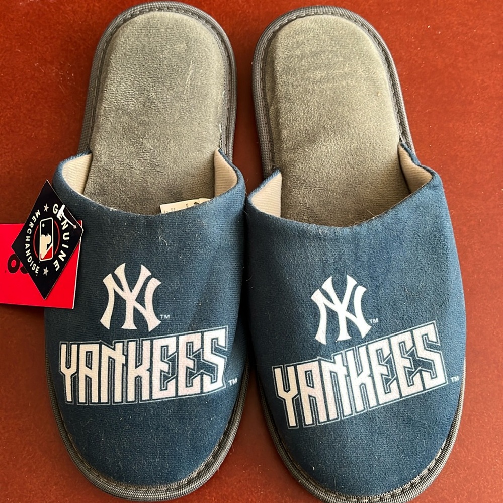 NY Yankees Men’s Slippers